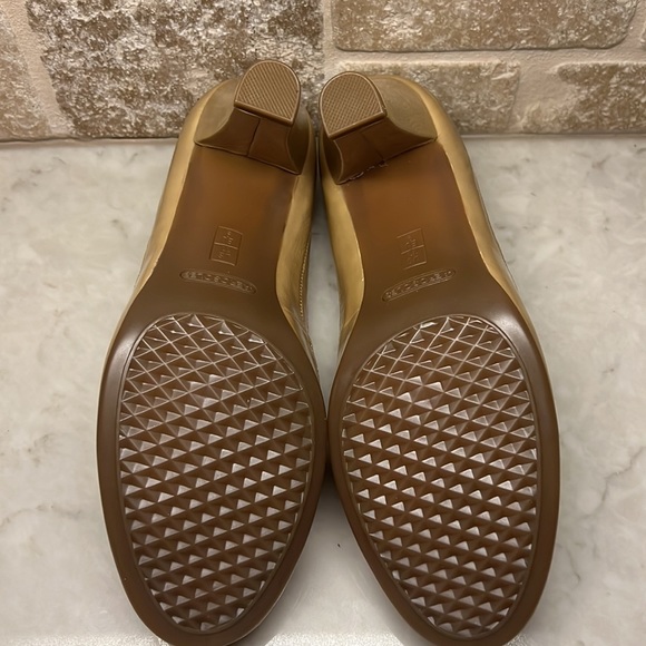 Aerosoles Benefit Tan Patent Leather Heels - Picture 5 of 5